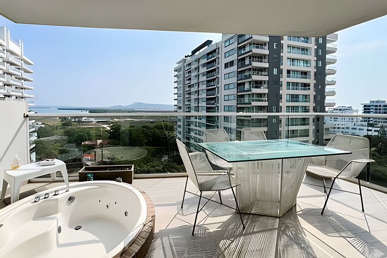 2 quartos, jacuzzi e vista para o mar. Em frente à praia