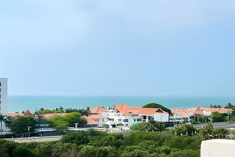2 quartos, jacuzzi e vista para o mar. Em frente à praia
