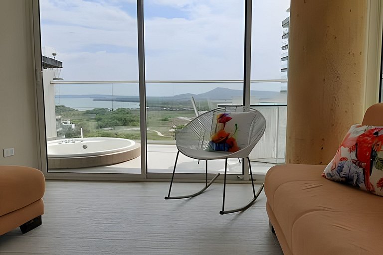 2 quartos, jacuzzi e vista para o mar. Em frente à praia