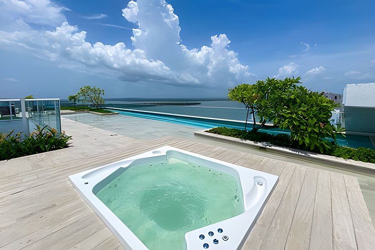 2 quartos, jacuzzi e vista para o mar. Em frente à praia