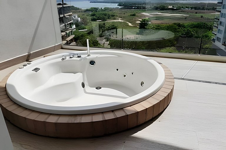 2 quartos, jacuzzi e vista para o mar. Em frente à praia