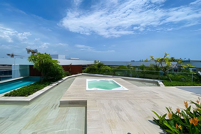 2 quartos, jacuzzi e vista para o mar. Em frente à praia