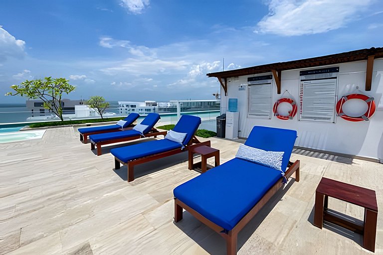 2 quartos, jacuzzi e vista para o mar. Em frente à praia