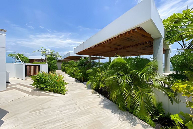 2 quartos, jacuzzi e vista para o mar. Em frente à praia