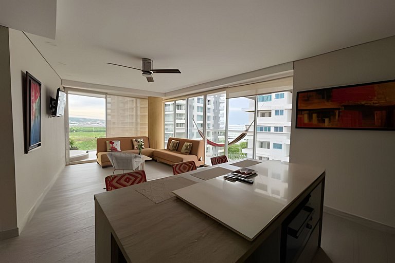 2 quartos, jacuzzi e vista para o mar. Em frente à praia