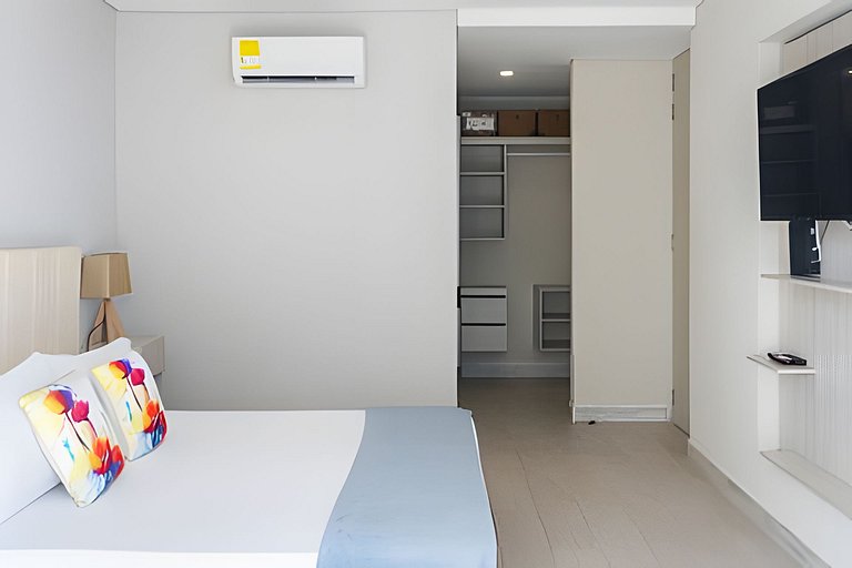 2 quartos, jacuzzi e vista para o mar. Em frente à praia
