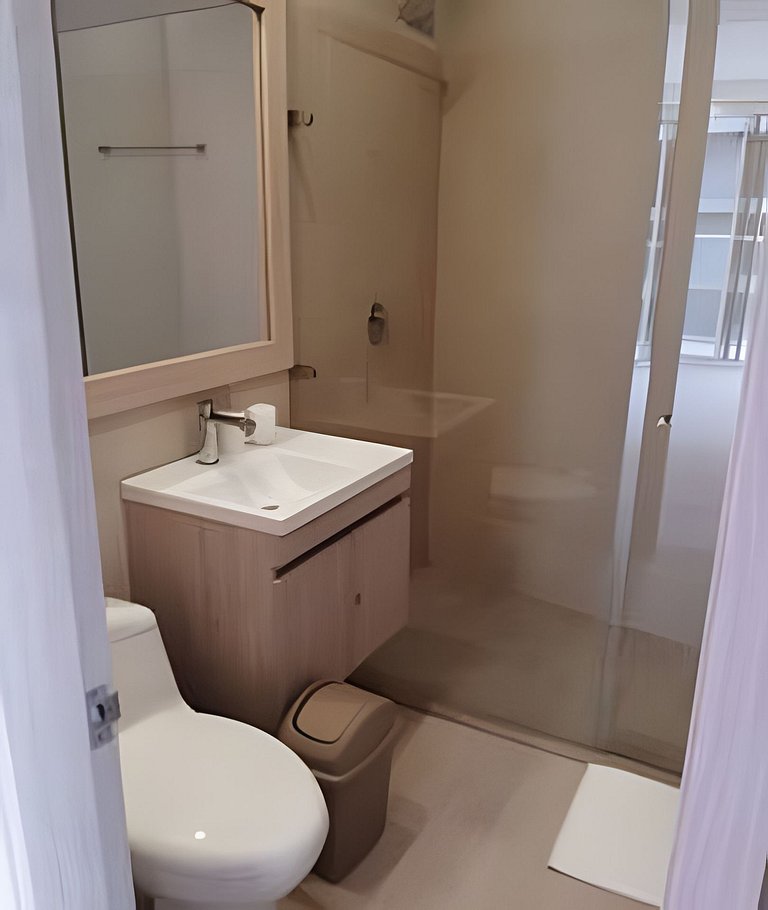 2 quartos, jacuzzi e vista para o mar. Em frente à praia