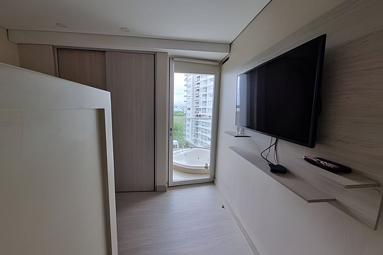 2 quartos, jacuzzi e vista para o mar. Em frente à praia