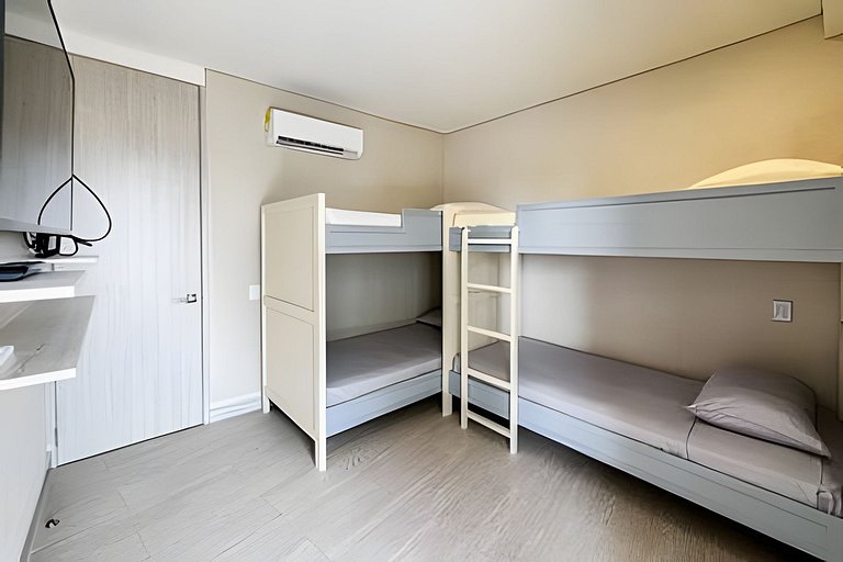 2 quartos, jacuzzi e vista para o mar. Em frente à praia