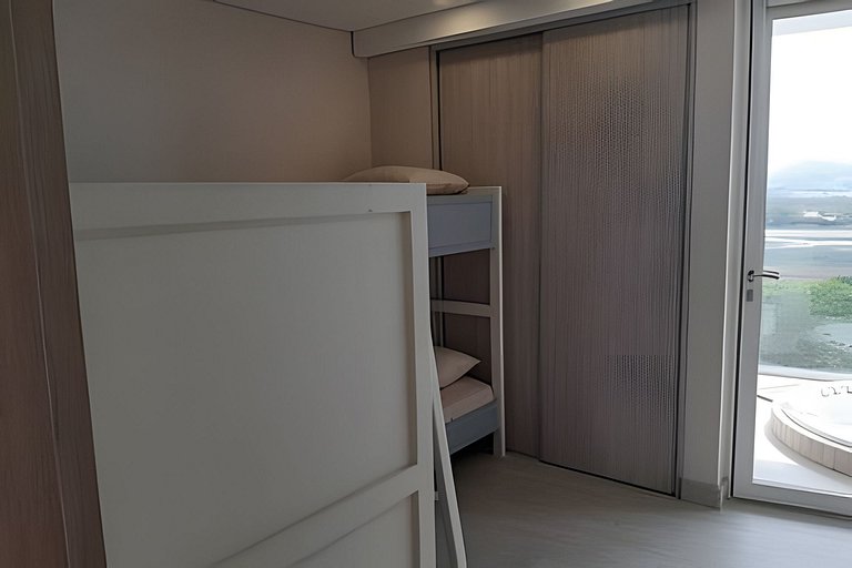 2 quartos, jacuzzi e vista para o mar. Em frente à praia