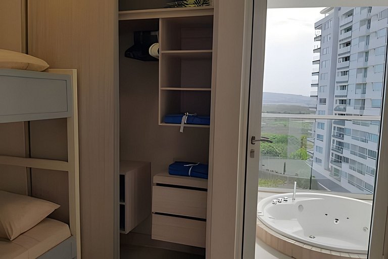 2 quartos, jacuzzi e vista para o mar. Em frente à praia