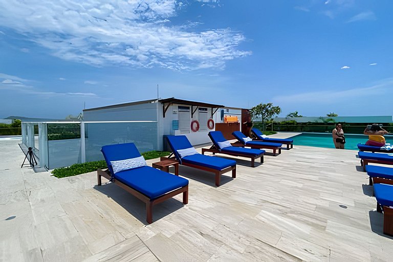 2 quartos, jacuzzi e vista para o mar. Em frente à praia
