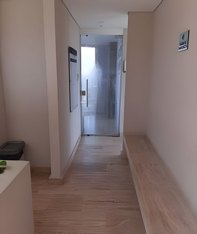 2 quartos, jacuzzi e vista para o mar. Em frente à praia