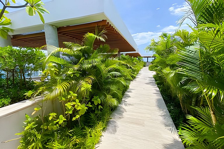 2 quartos, jacuzzi e vista para o mar. Em frente à praia
