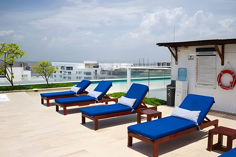 2 quartos, jacuzzi e vista para o mar. Em frente à praia