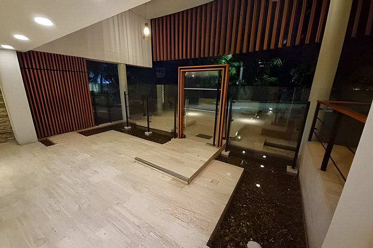 2 quartos, jacuzzi e vista para o mar. Em frente à praia