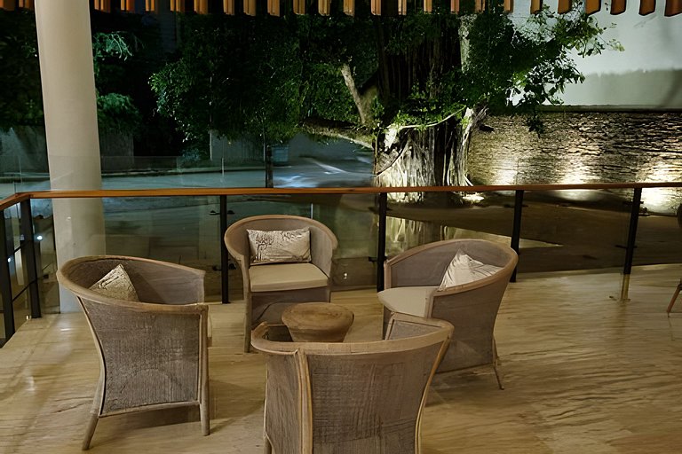 2 quartos, jacuzzi e vista para o mar. Em frente à praia