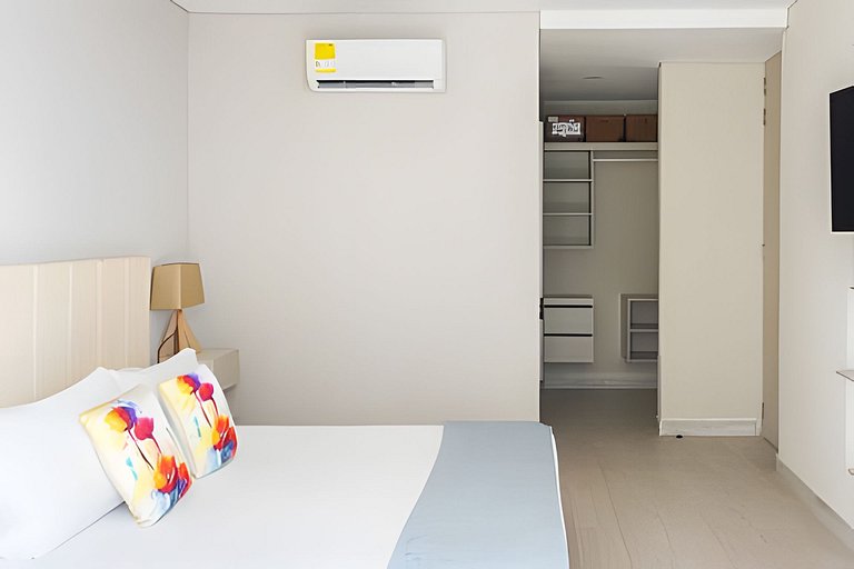 2 quartos, jacuzzi e vista para o mar. Em frente à praia