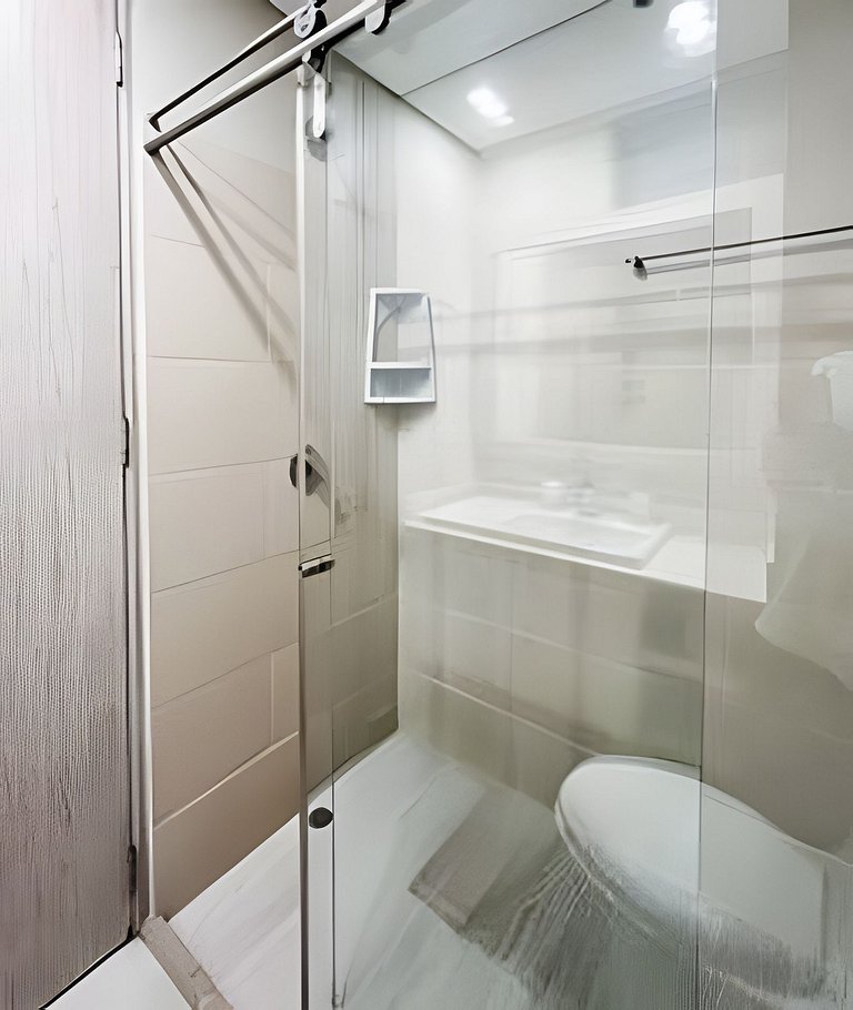 2 quartos, jacuzzi e vista para o mar. Em frente à praia