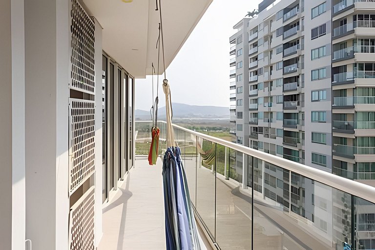 2 quartos, jacuzzi e vista para o mar. Em frente à praia
