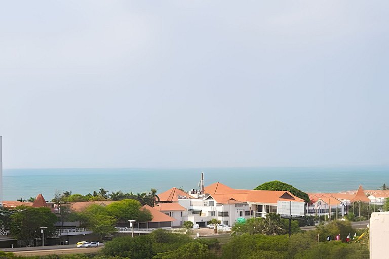 2 quartos, jacuzzi e vista para o mar. Em frente à praia