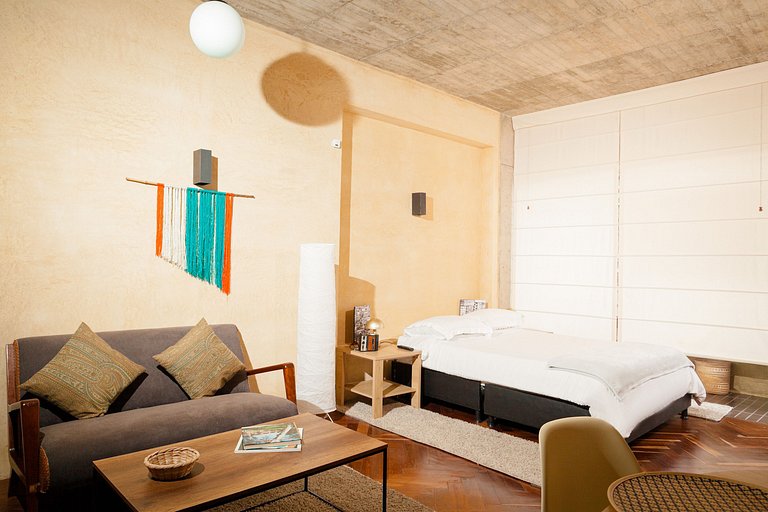 Loft moderno com cozinha na área externa. Localização centra
