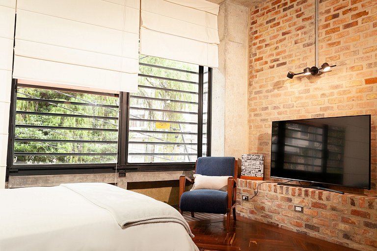Loft moderno com cozinha na área externa. Localização centra