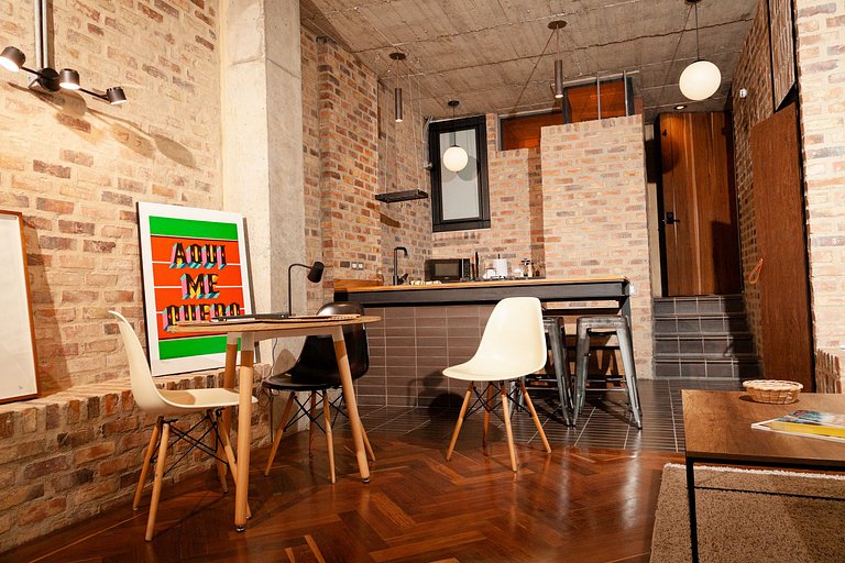 Loft moderno com cozinha na área externa. Localização centra