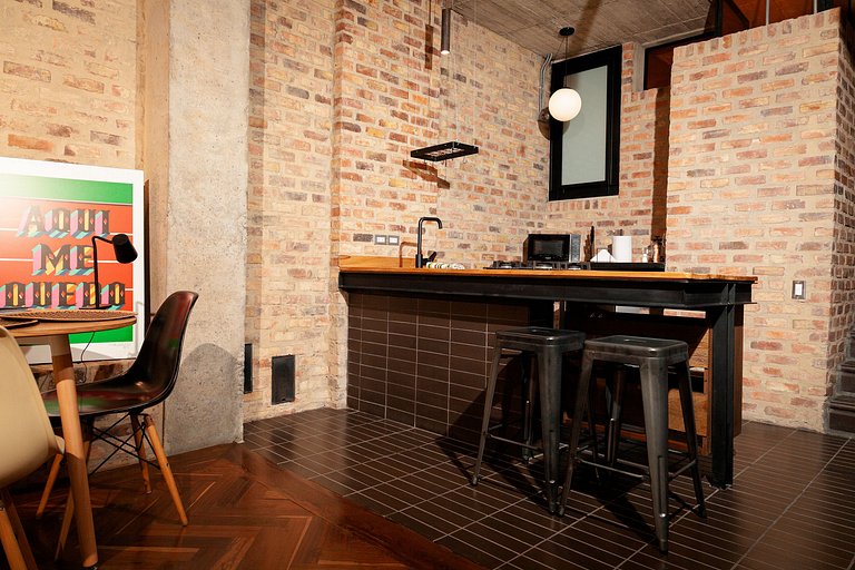 Loft moderno com cozinha na área externa. Localização centra