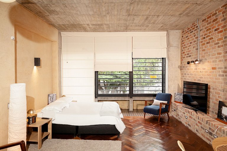 Loft moderno com cozinha na área externa. Localização centra