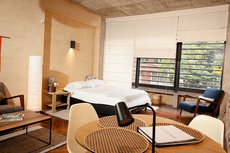 Loft moderno com cozinha na área externa. Localização centra