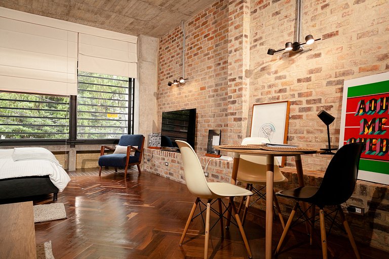 Loft moderno com cozinha na área externa. Localização centra