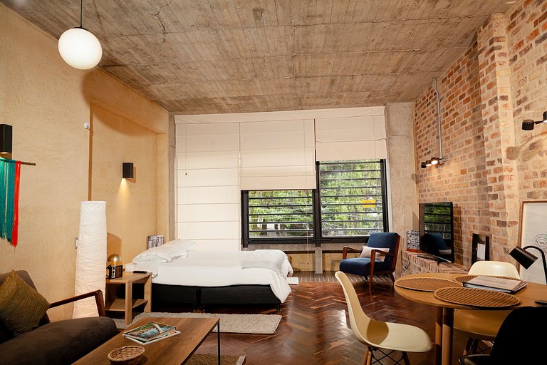Loft moderno com cozinha na área externa. Localização centra