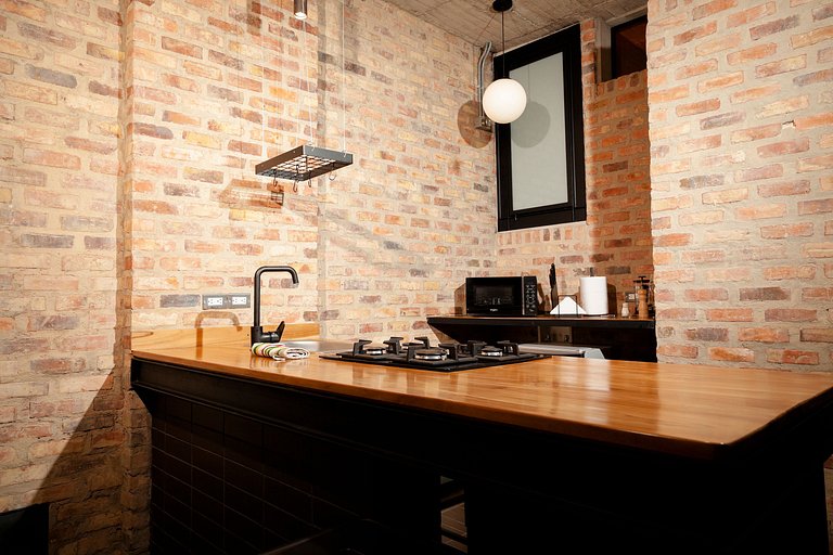 Loft moderno com cozinha na área externa. Localização centra