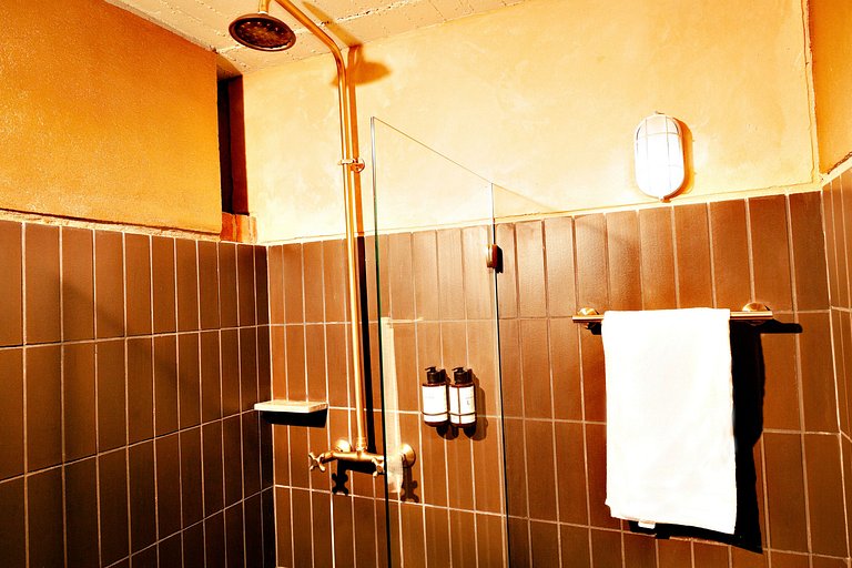 Loft moderno com cozinha na área externa. Localização centra