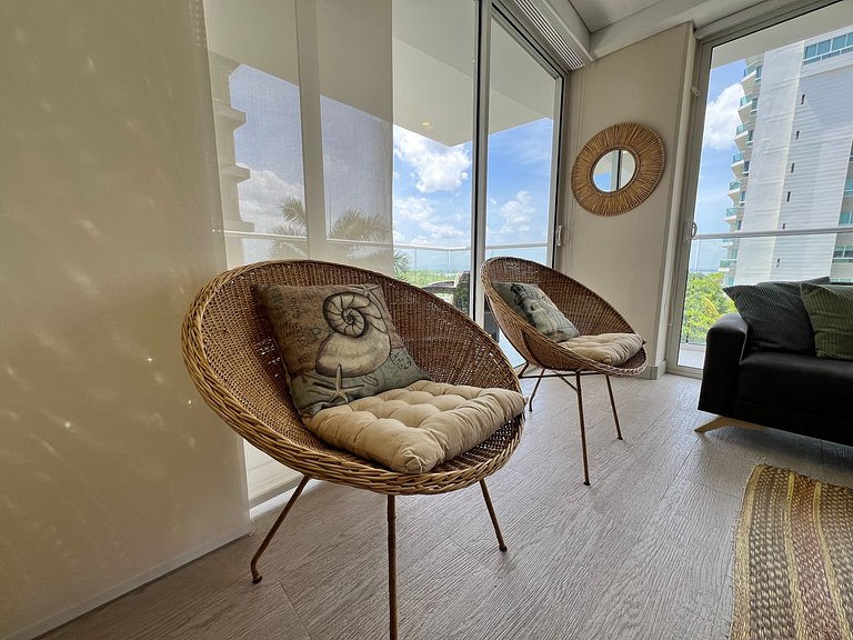 2 Bedrooms by the Sea. Private Jacuzzi