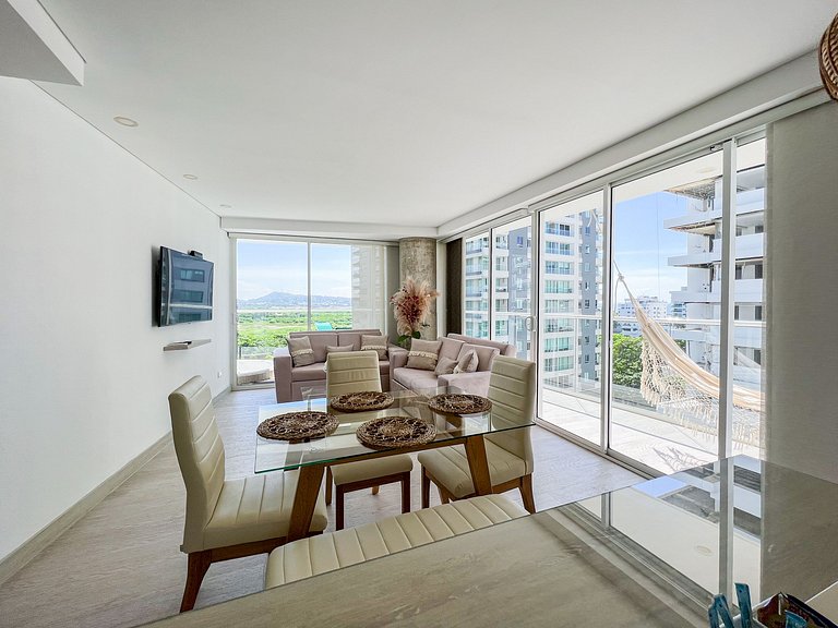 2 Bedroom Apartment. Jacuzzi and Sea View
