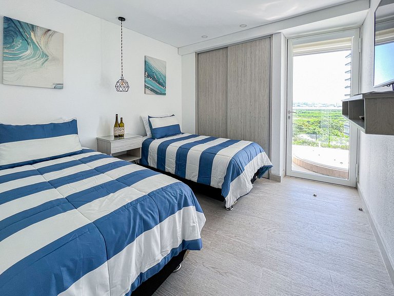 2 Bedroom Apartment. Jacuzzi and Sea View