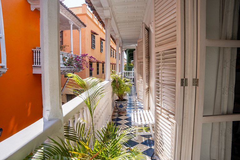 Colonial House with Pool | Walled City